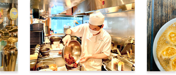 本場仕込みの中華料理を作るアジアンテイブルのスタッフ